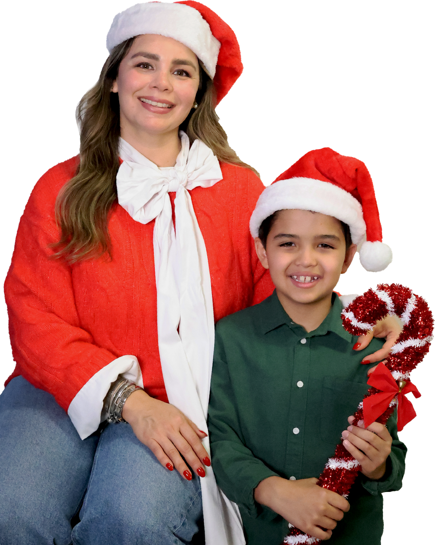 Madre e hijo con gorros navideños