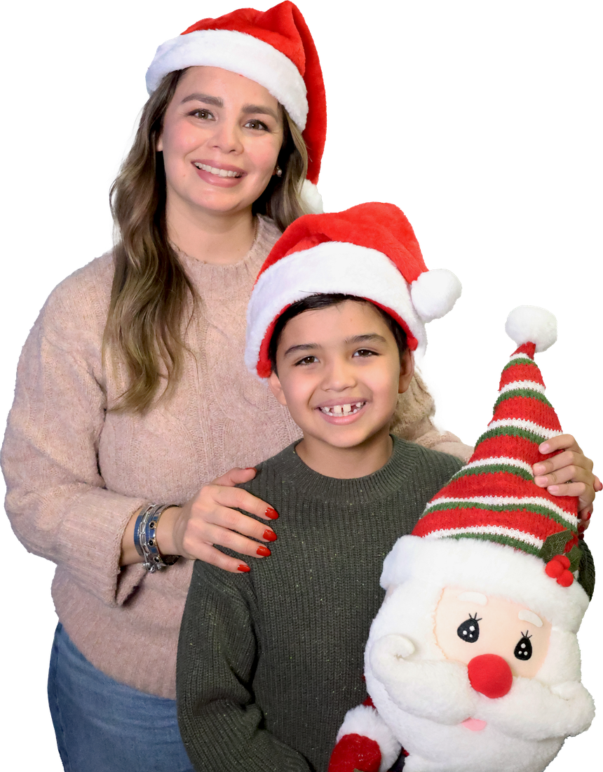Madre e hijo con un Santa de peluche